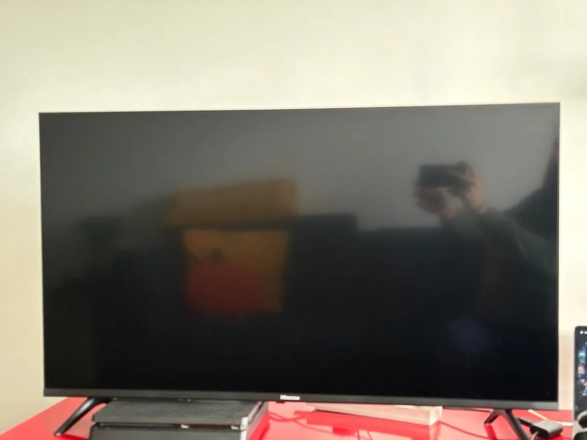 Hisense 40" Smart TV (Perfect Conditions) - Image 3