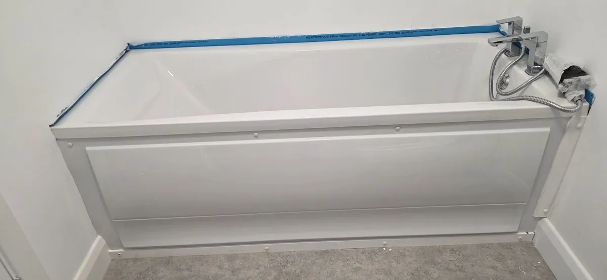 Bathtub with Tap & Hand Shower. - Image 1