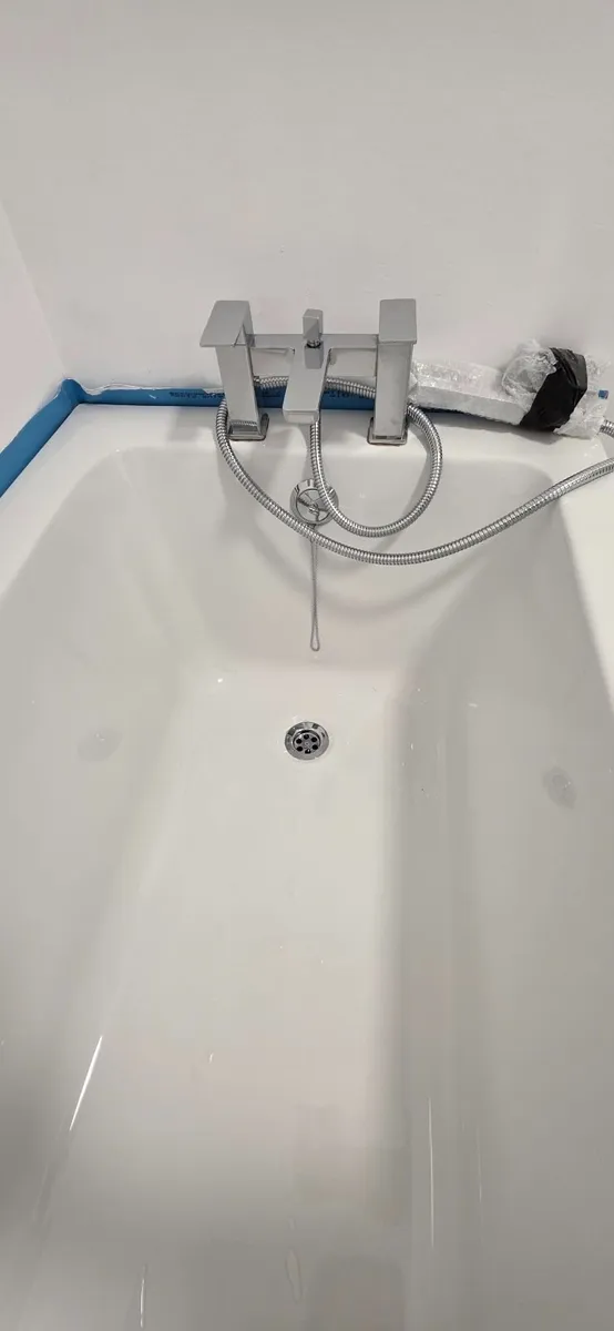 Bathtub with Tap & Hand Shower. - Image 3