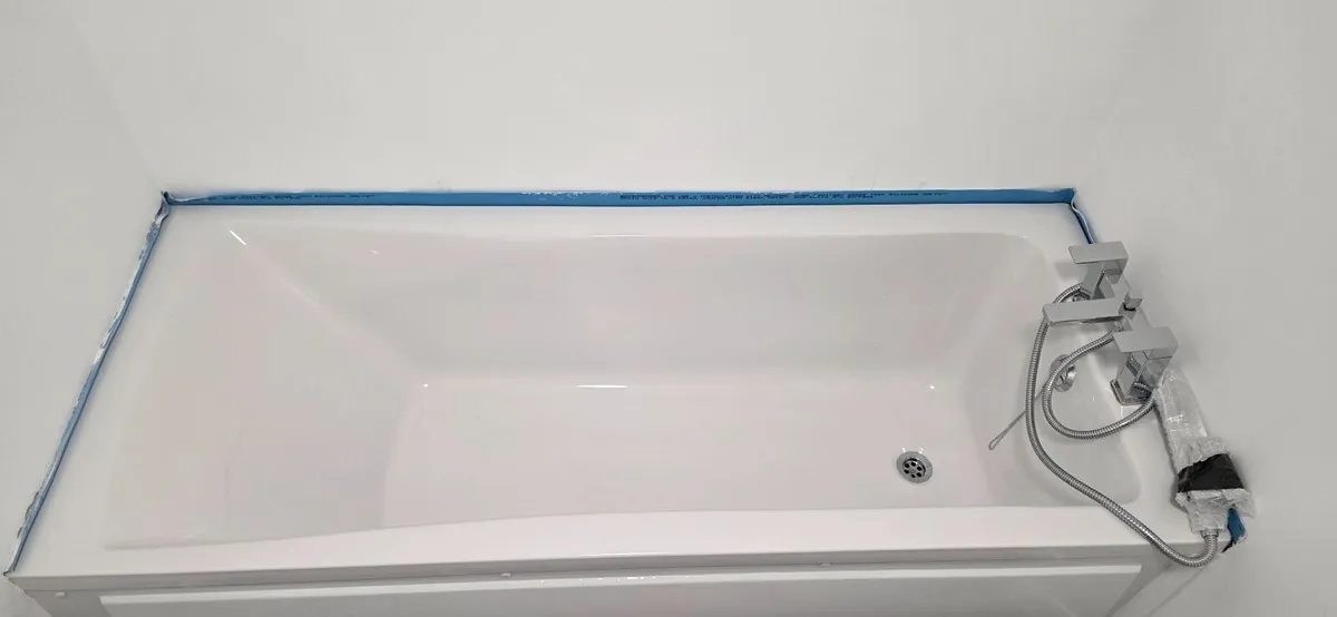 Bathtub with Tap & Hand Shower. - Image 4