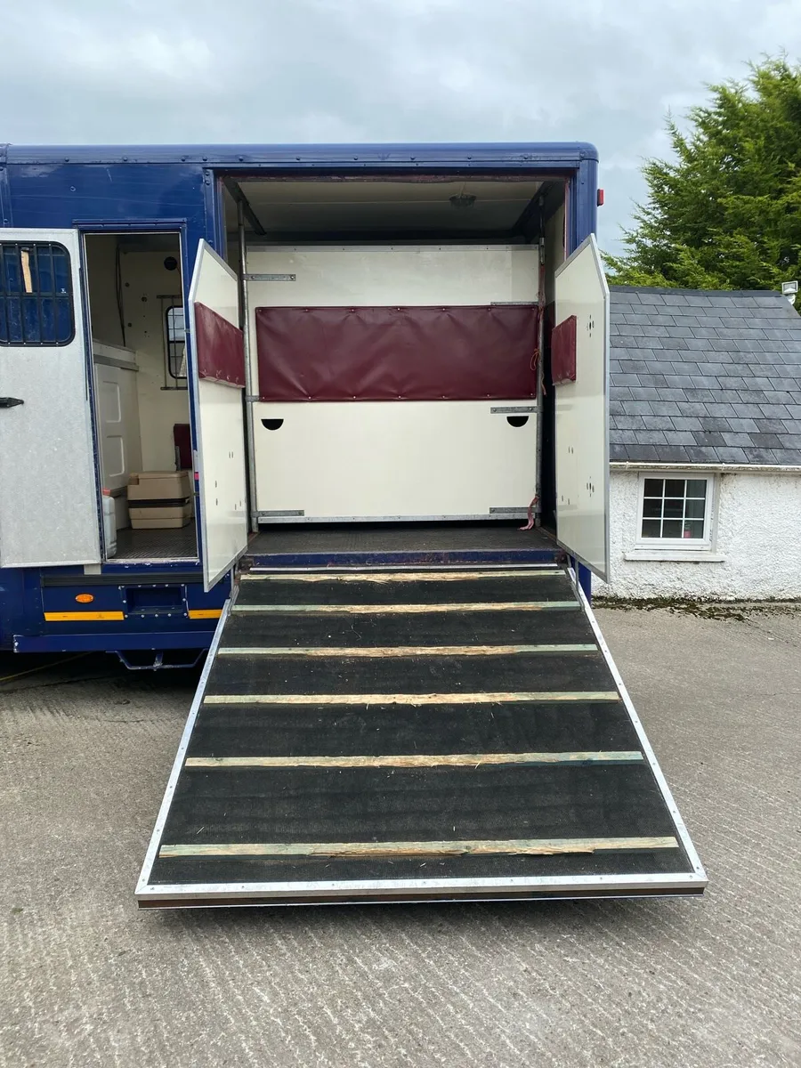 2 horse Iveco Daily truck 7 tonne (132 Reg) - Image 3