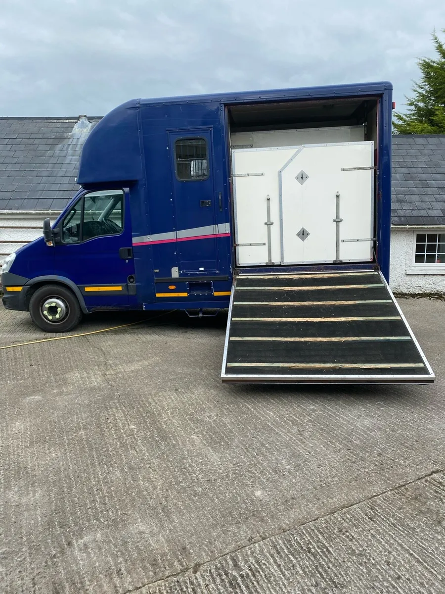 2 horse Iveco Daily truck 7 tonne (132 Reg) - Image 1
