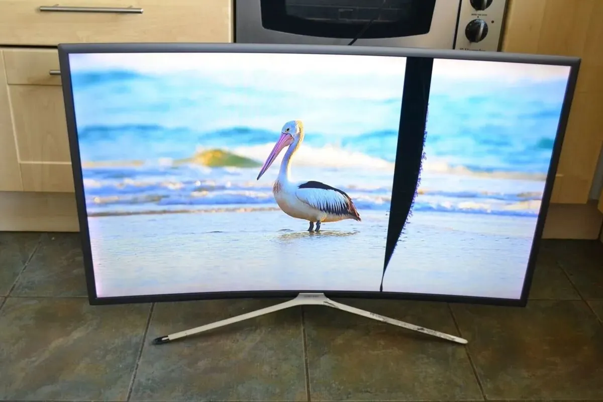 Samsung 40 - inch Smart Curved TV with issue - Image 4