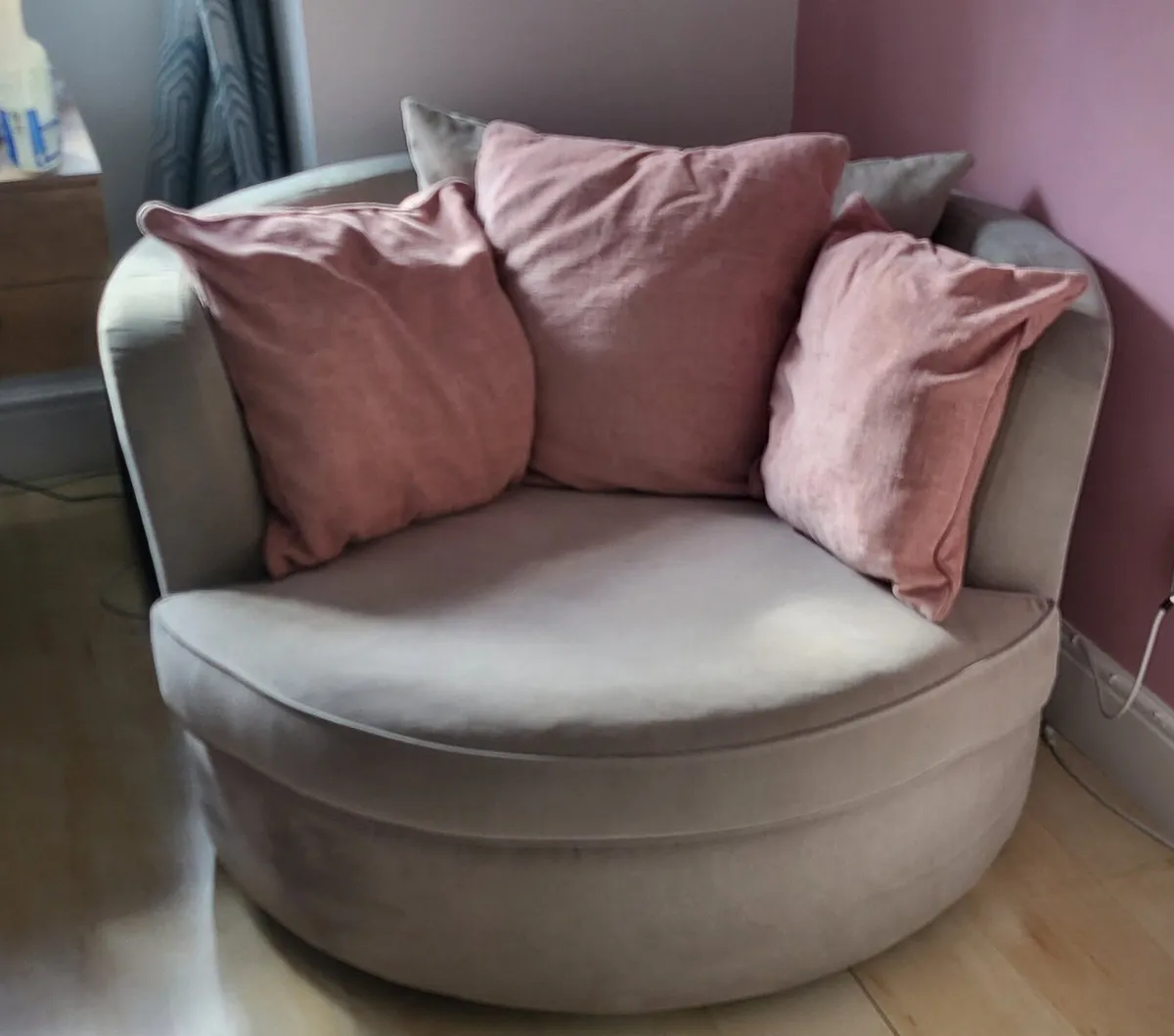 Cuddle chair - Image 1