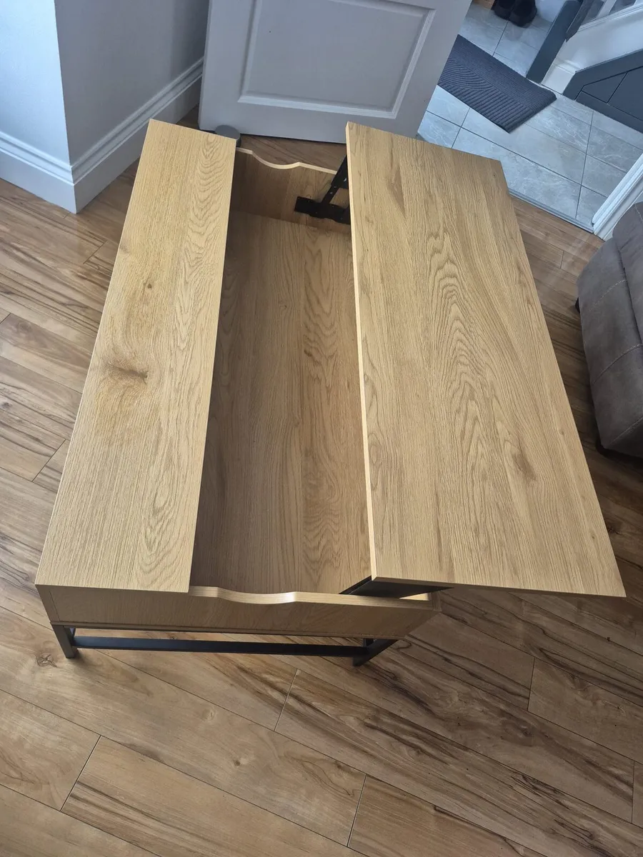 Coffee and storage table - Image 1