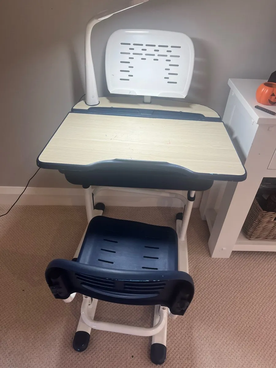 Kids adjustable table and chair - Image 1