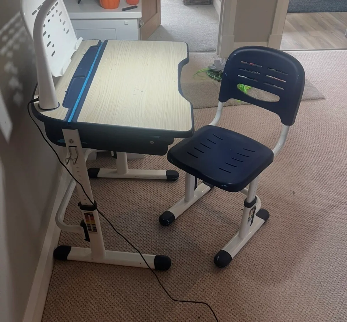 Kids adjustable table and chair - Image 2