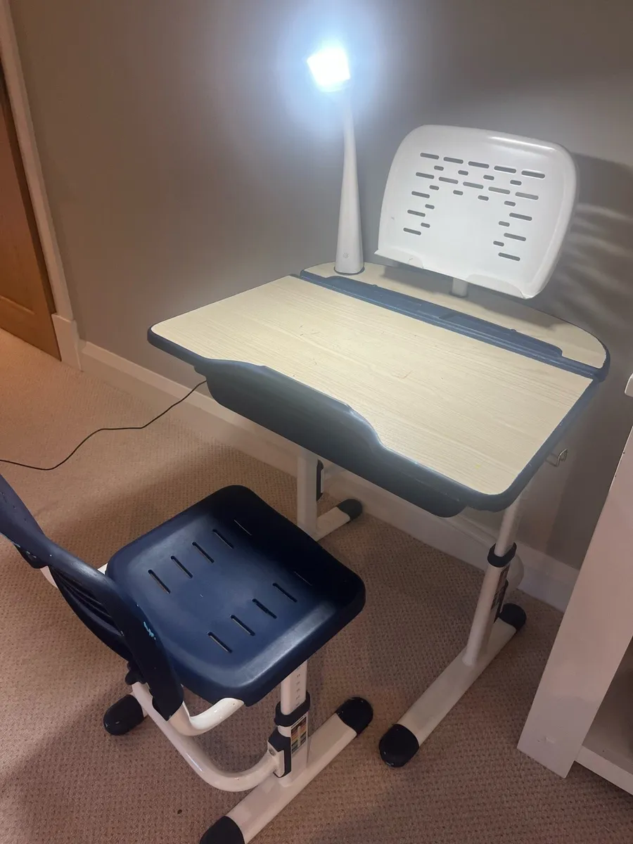 Kids adjustable table and chair - Image 3