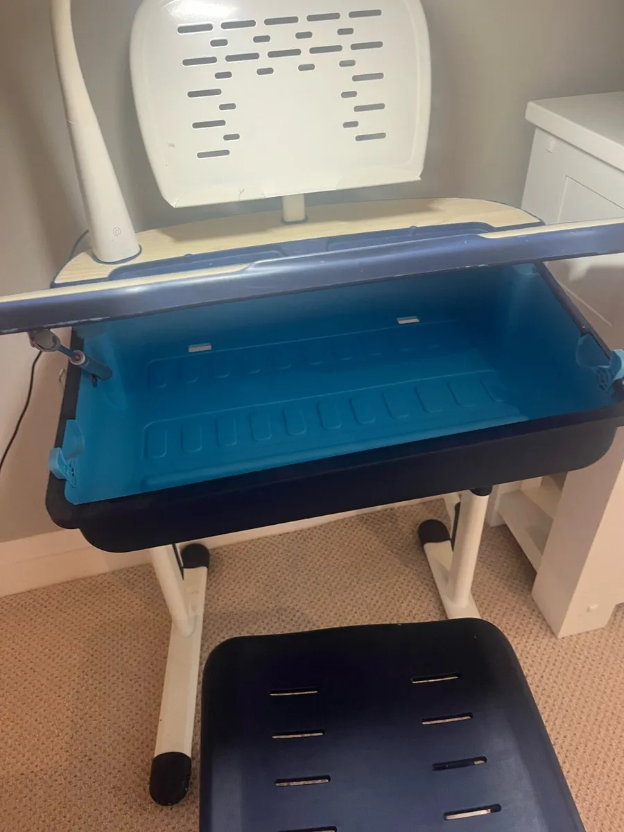 Kids adjustable table and chair - Image 4