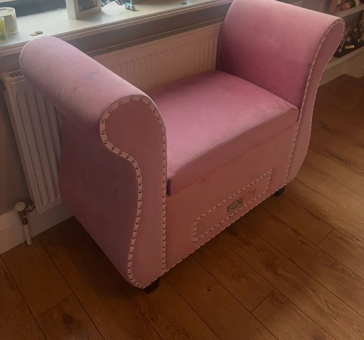 Pink storage seat - Image 1