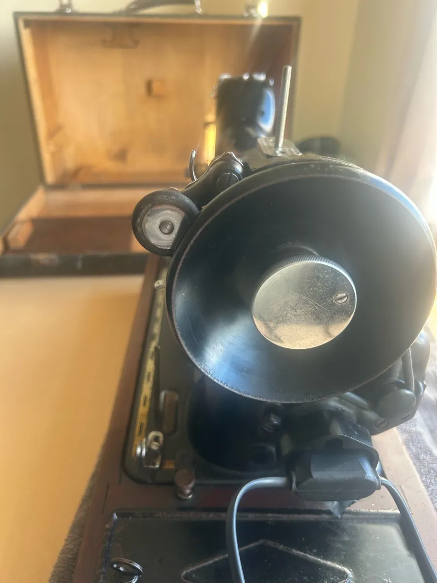 Singer 201K Sewing Machine - Image 4