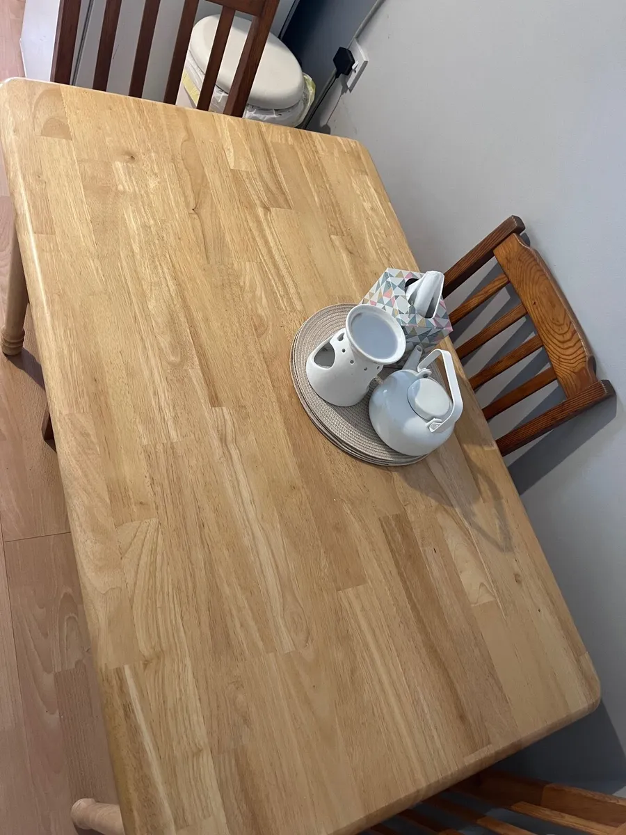 Table and chairs - Image 1