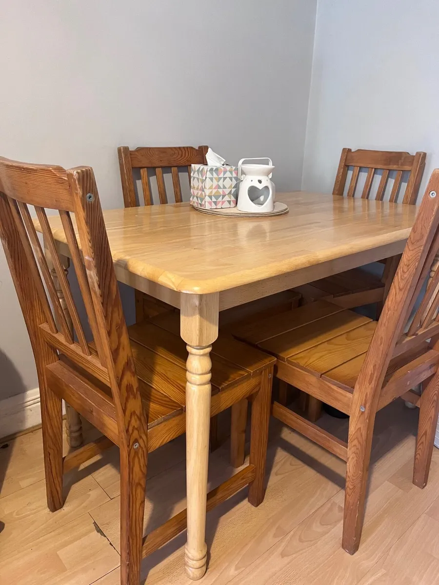 Table and chairs - Image 2