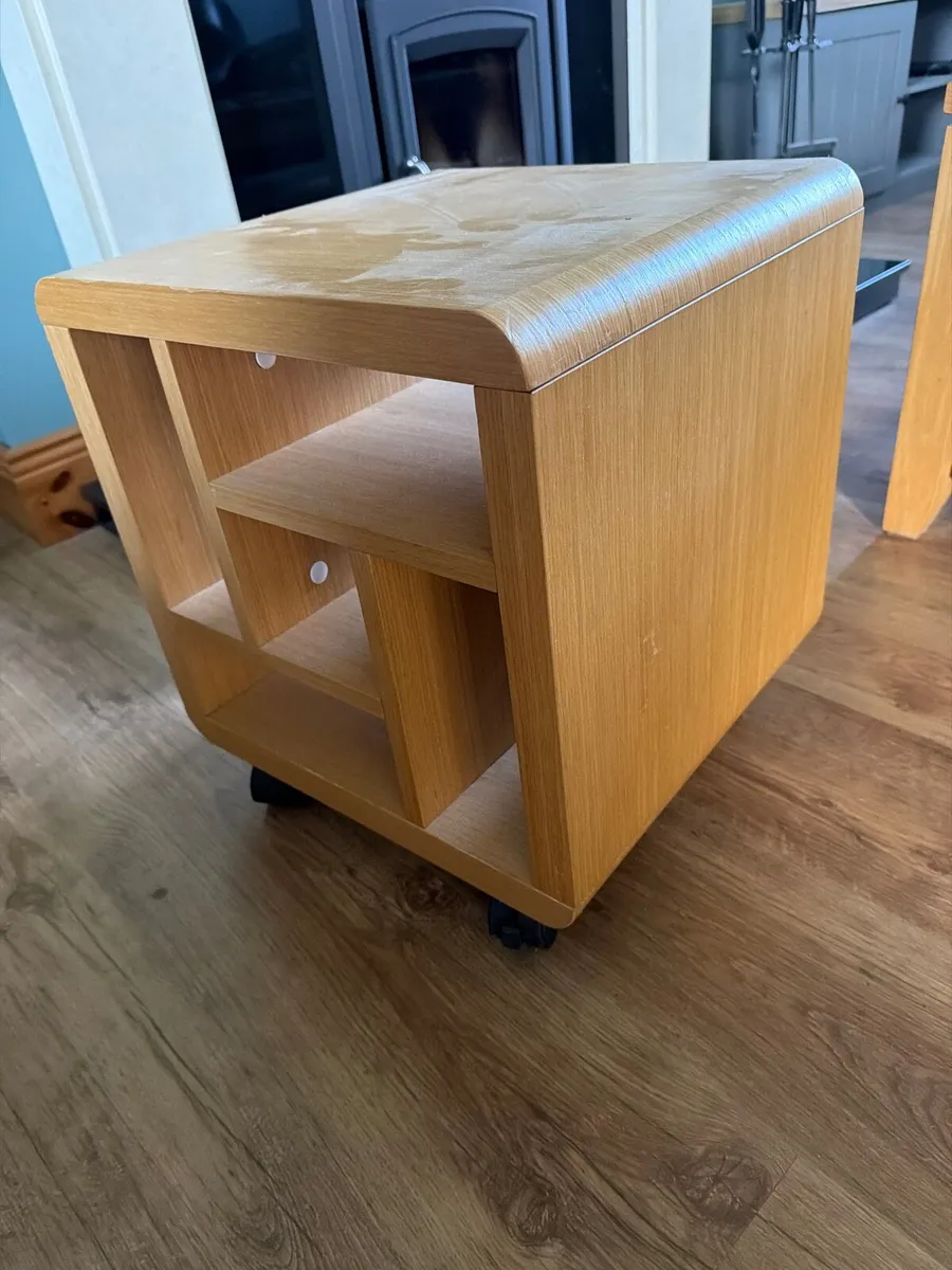 Wooden coffee table on castors - Image 2