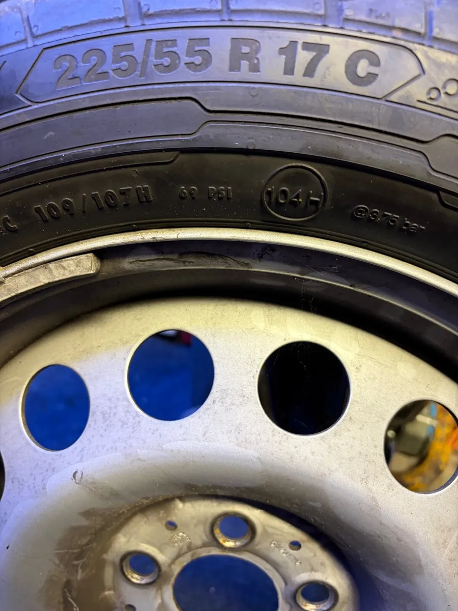 Mercedes Vito Continental 225/55 R17 C - Image 2