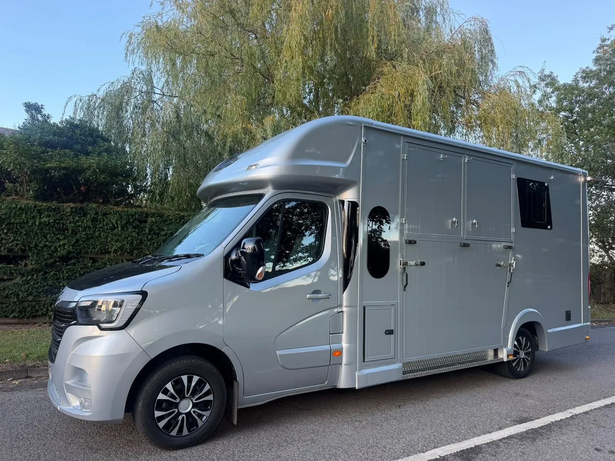 Renault Master 2023 Crew Van 5 Seater. Low mileage - Image 3