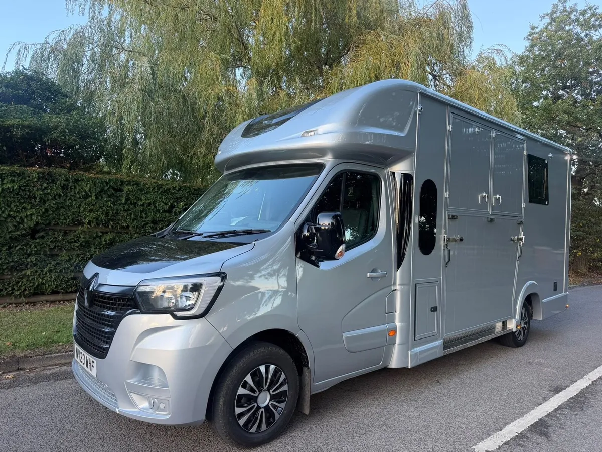 Renault Master 2023 Crew Van 5 Seater. Low mileage - Image 4