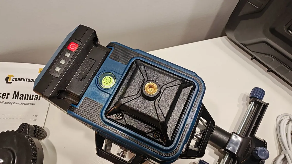 4D 16 Line Green Laser Level with case, 2x Battery - Image 4