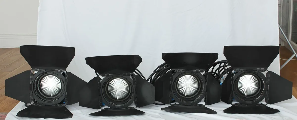 4 x ARRI 1000watt Tugsten Lights & 4 Stands - Image 2