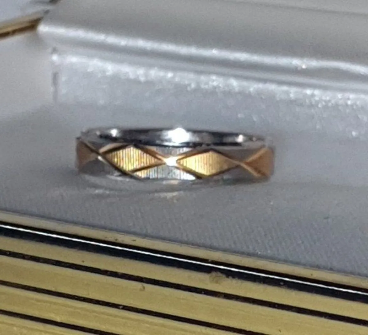 Vintage 18k Gold/Silver Two-Tone Wedding Band - Image 4