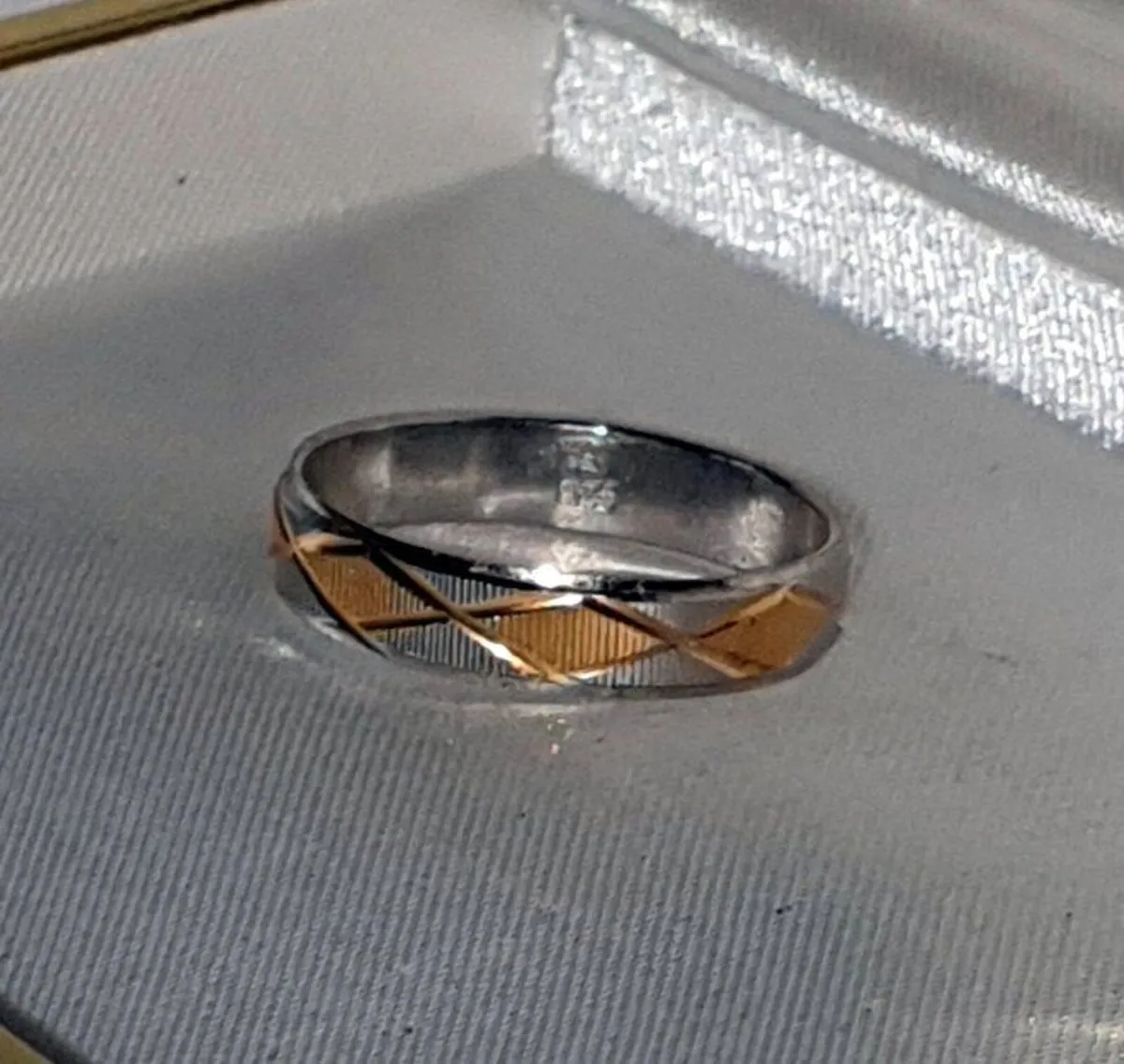Vintage 18k Gold/Silver Two-Tone Wedding Band - Image 1