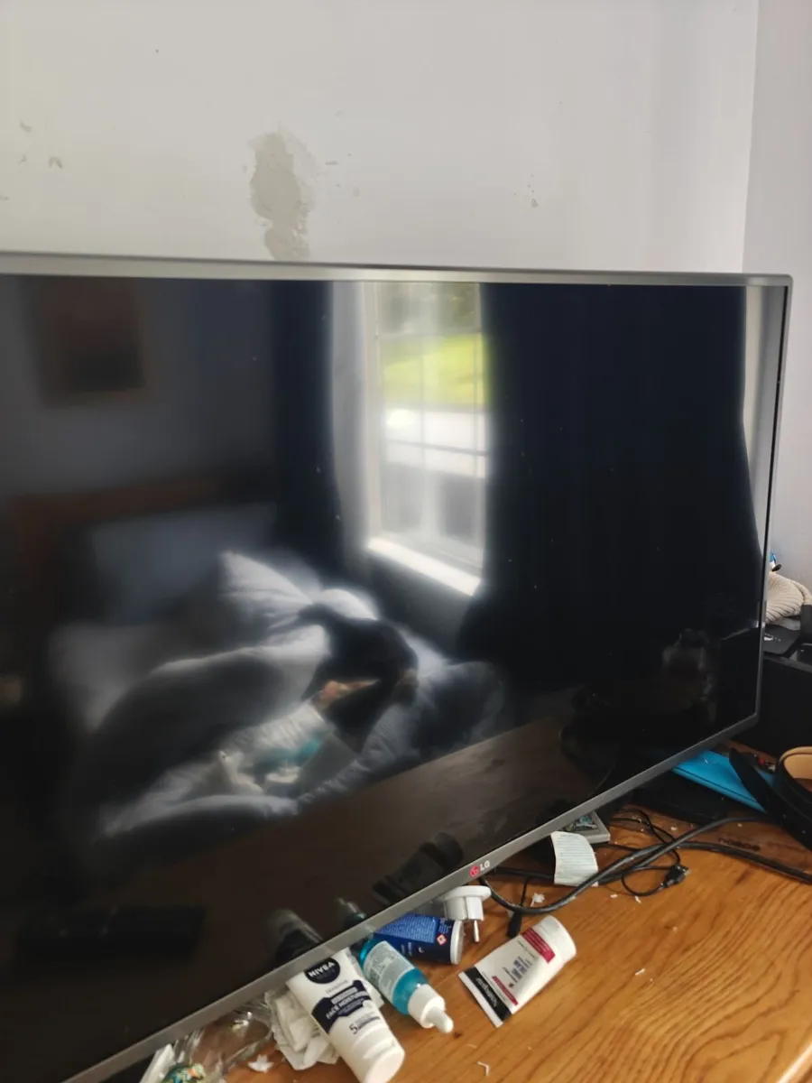 LG 43 inch tv. (Not smart), remote included. - Image 3
