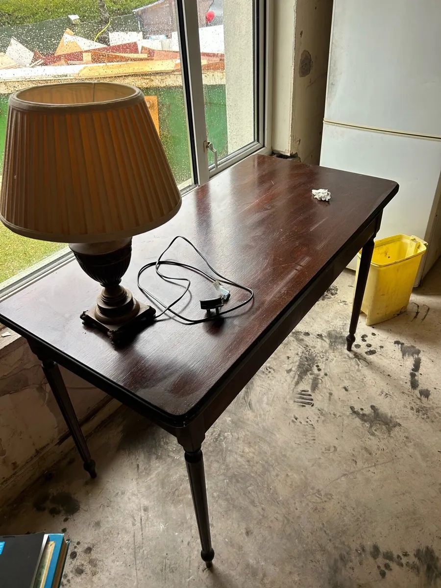 2 tables and lamps - Image 1