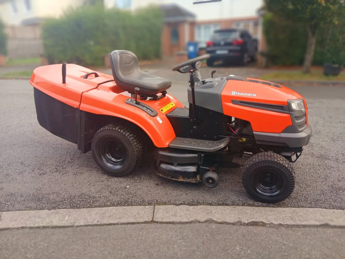 Ride on lawnmower - Image 1