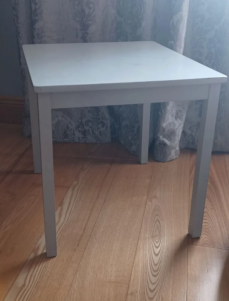Kids Table - Image 1