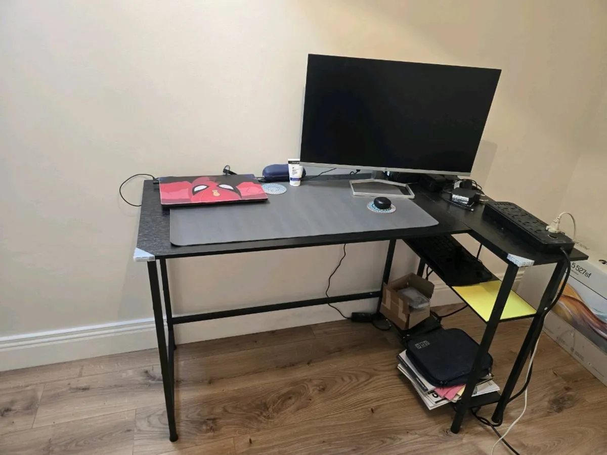 Office set up - Image 1