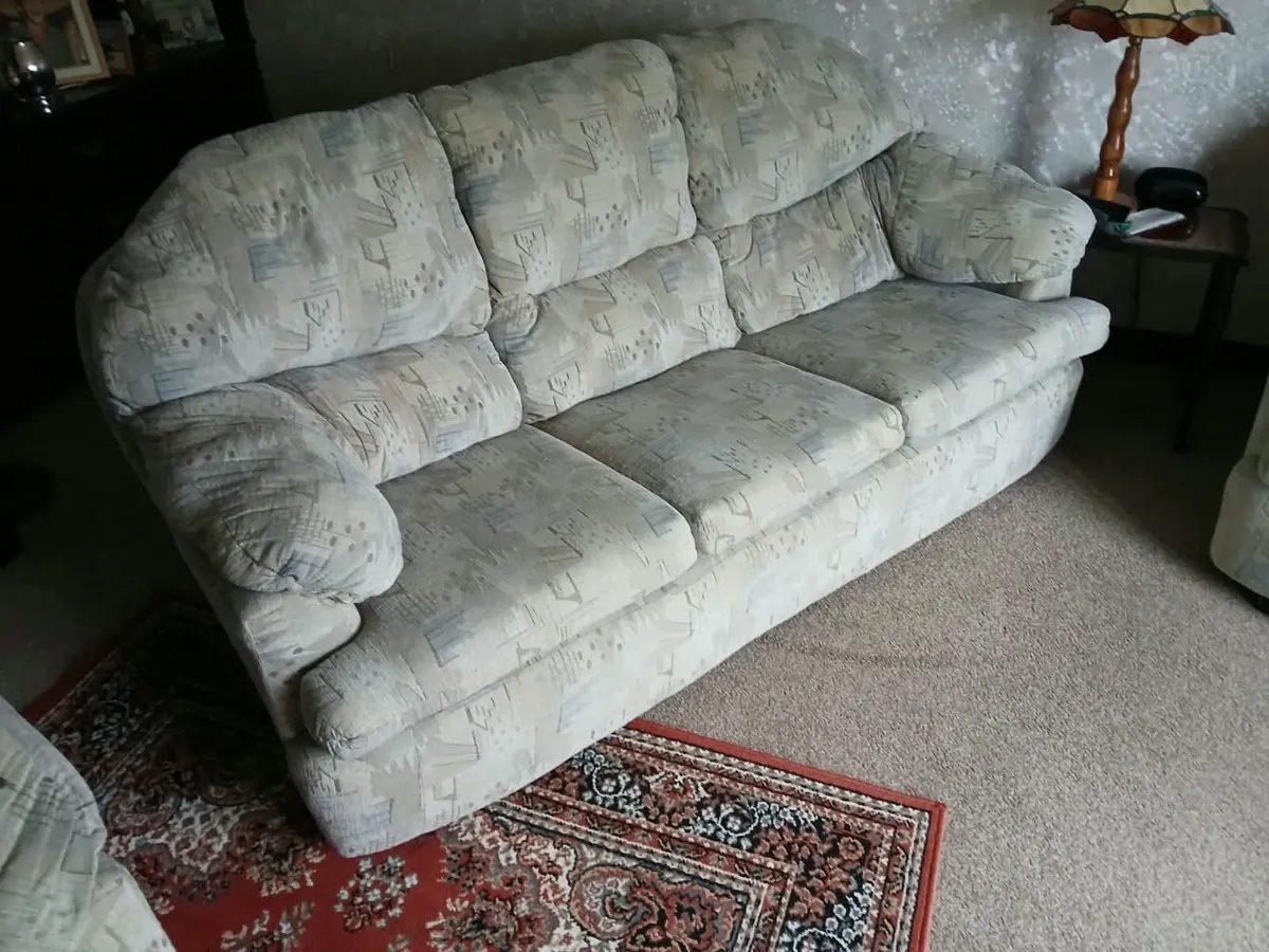 Suite of furniture - Image 1