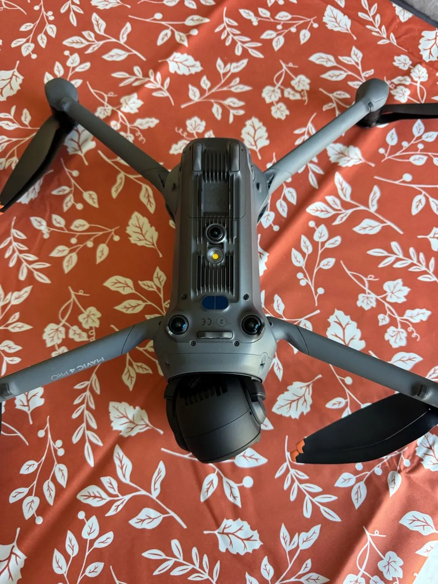 DJI Mavic 4 Pro with new smart controller. - Image 4