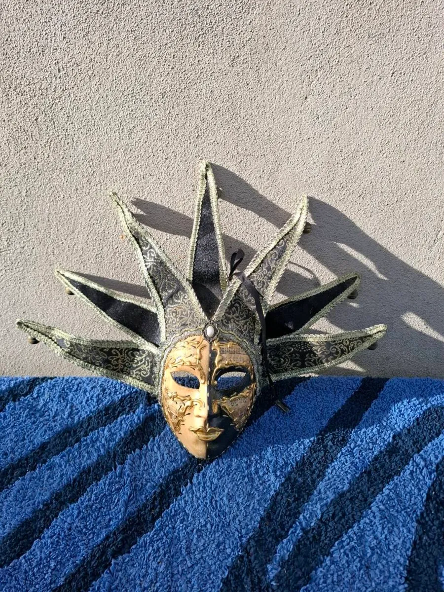 Stunning venitian mask postage possible - Image 1