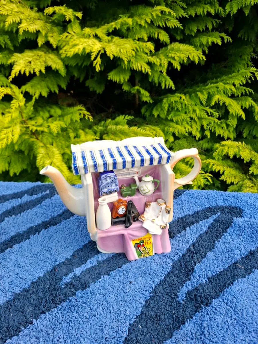 Large unusual tea pot postage possible - Image 1