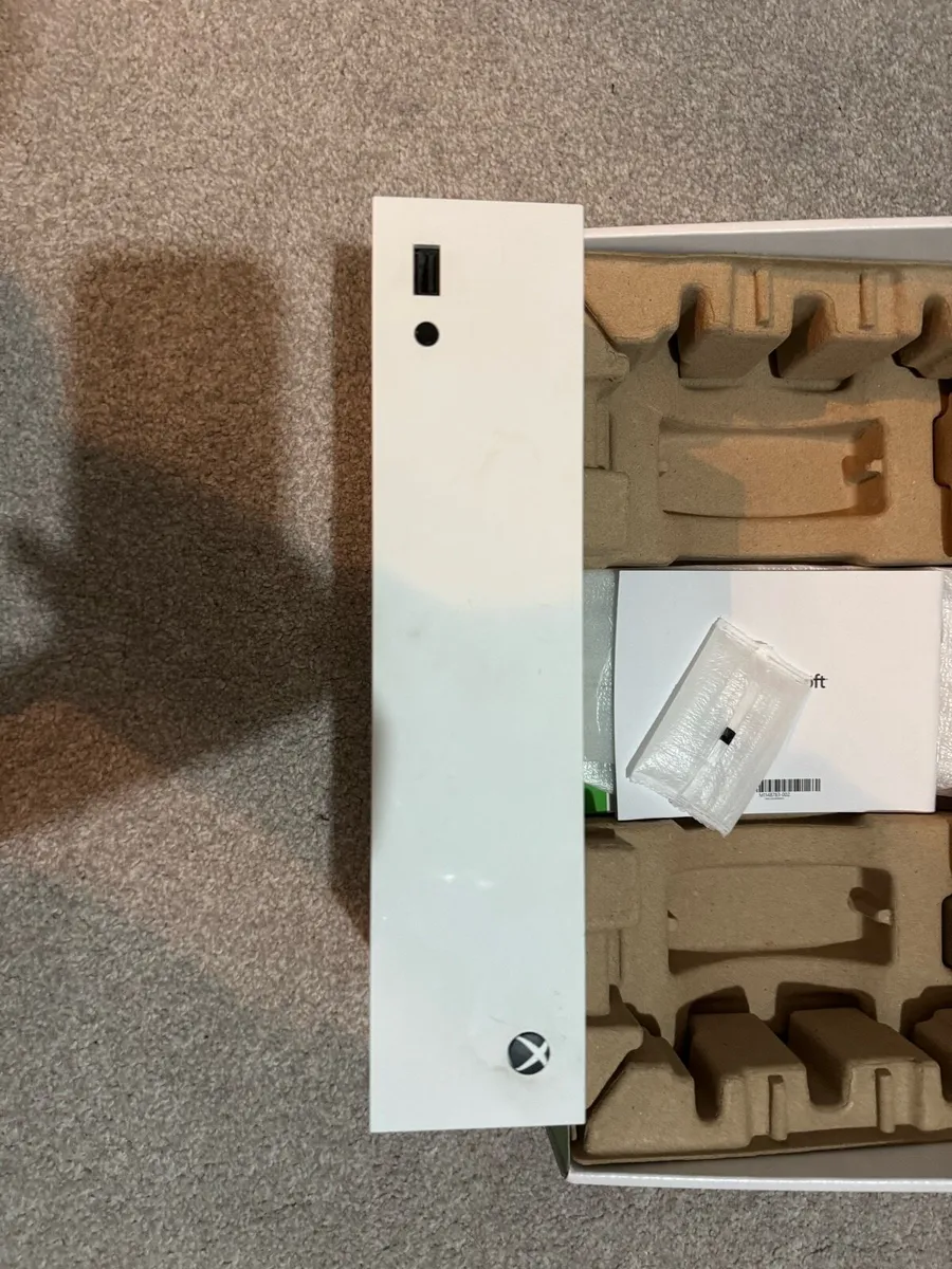 Xbox Series S (Boxed) + New controller - Image 3