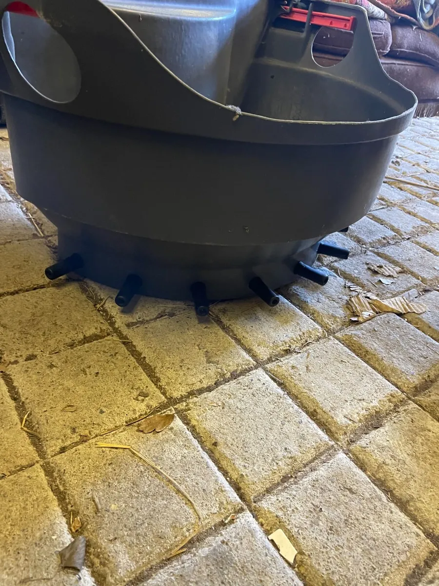 Calf feeder 5 teat + other calf rearing equipment - Image 4