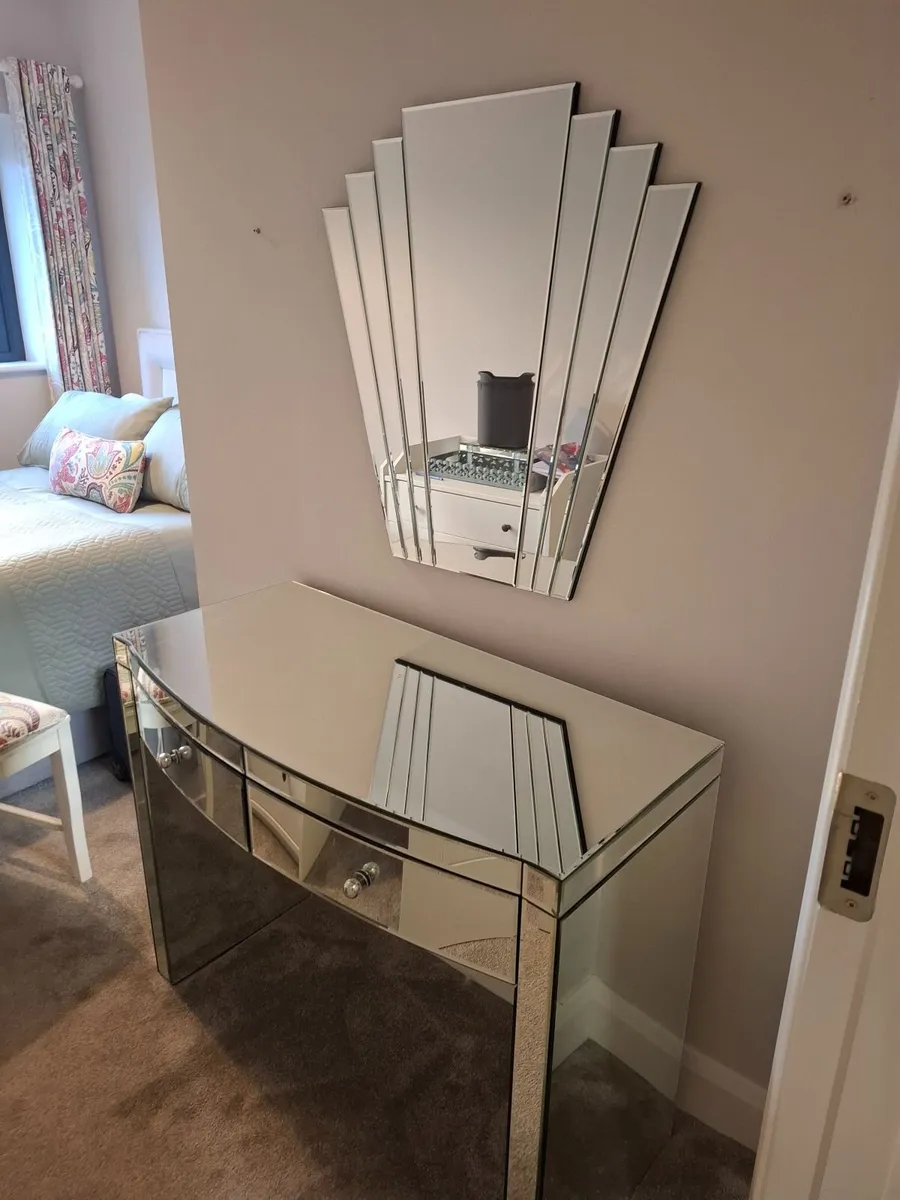 Mirrored vanity table and mirror - Image 1