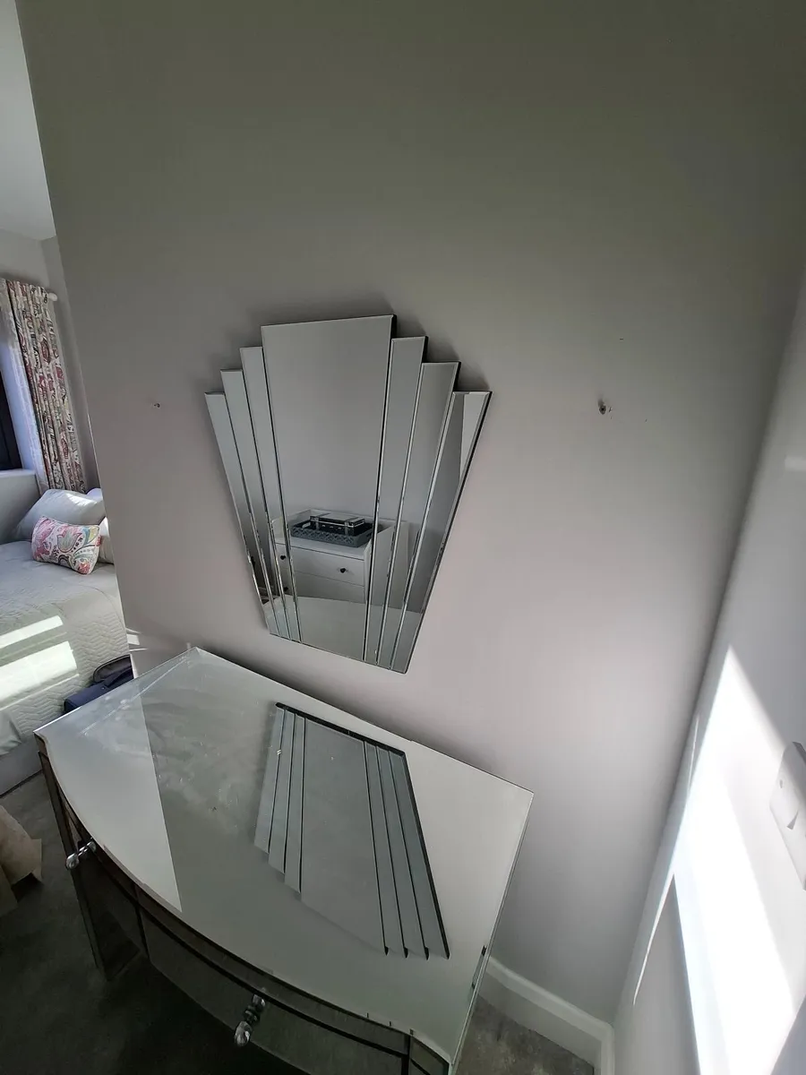 Mirrored vanity table and mirror - Image 3