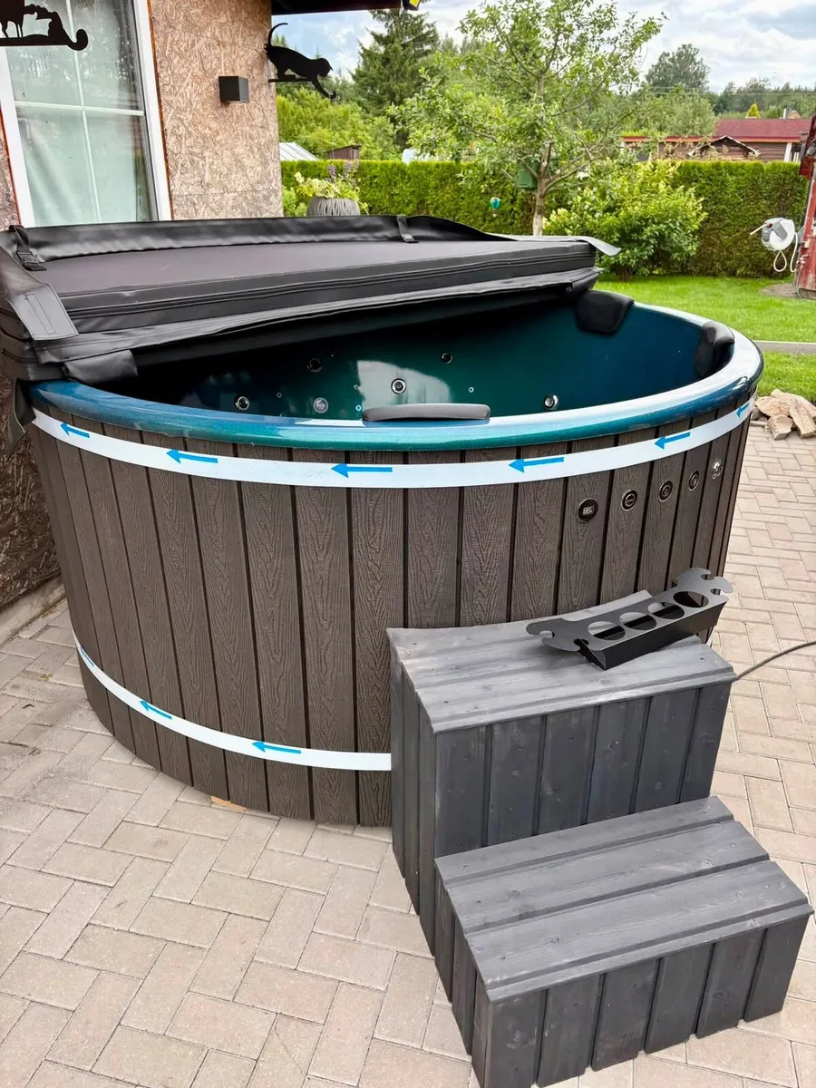 Jacuzzys and Saunas - Image 1