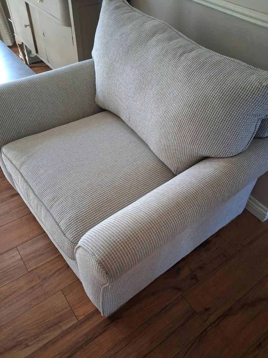 Large accent chair - Image 1