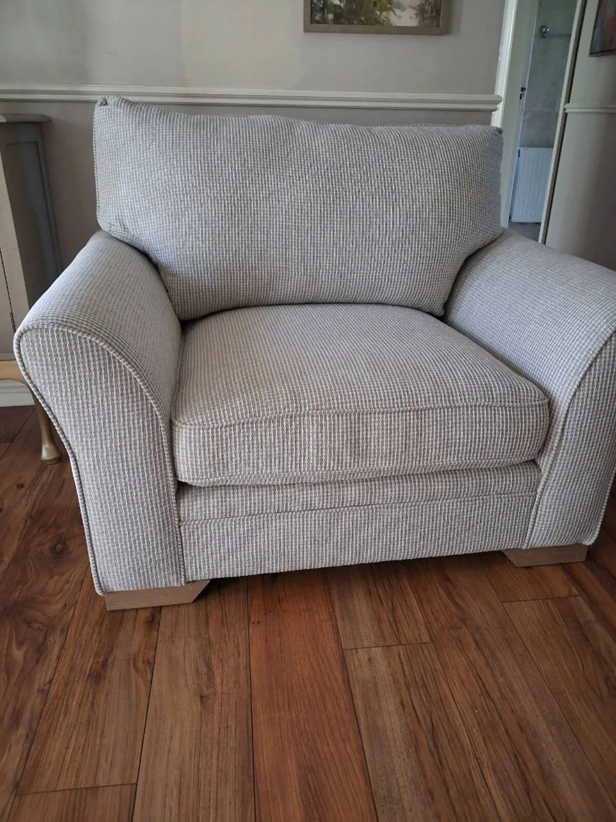 Large accent chair - Image 2