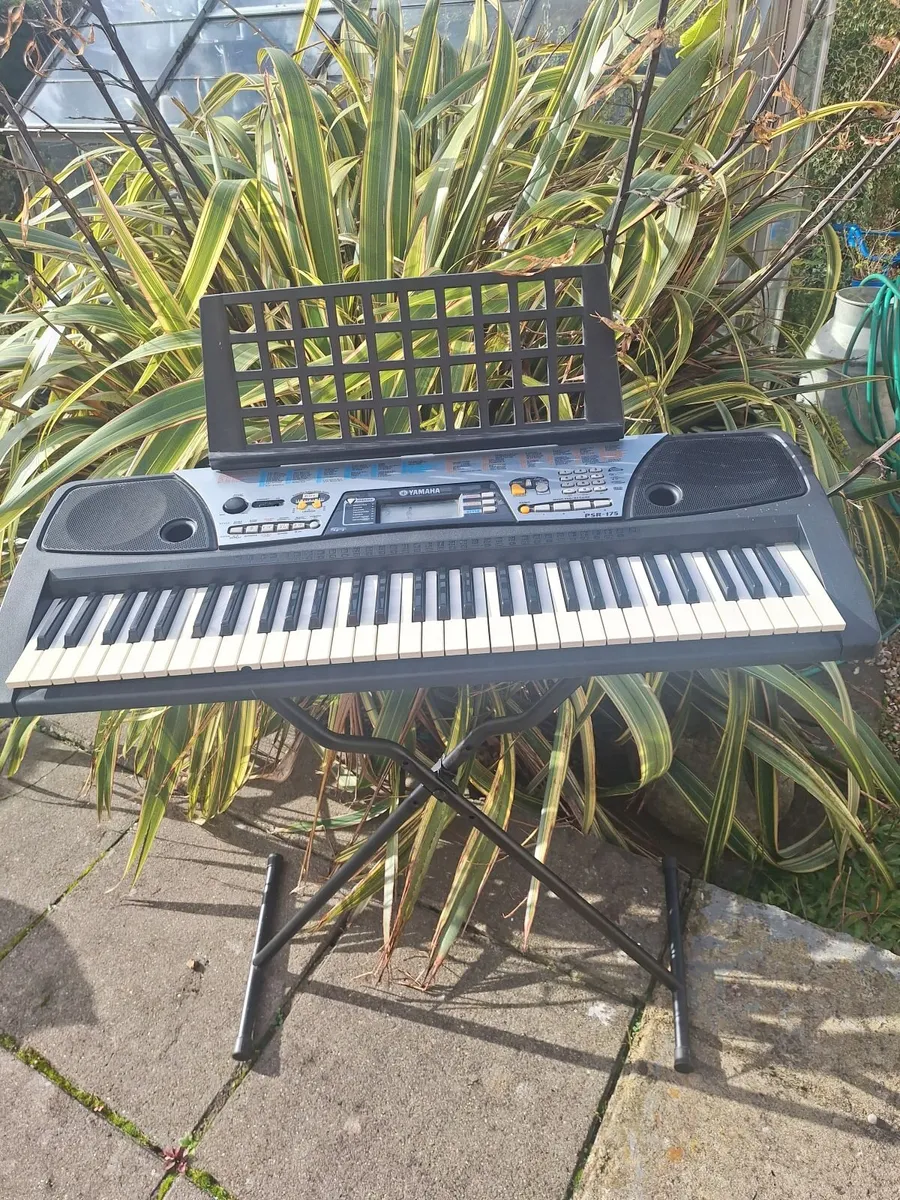 Yamaha PSR-175  Keyboard - Image 1