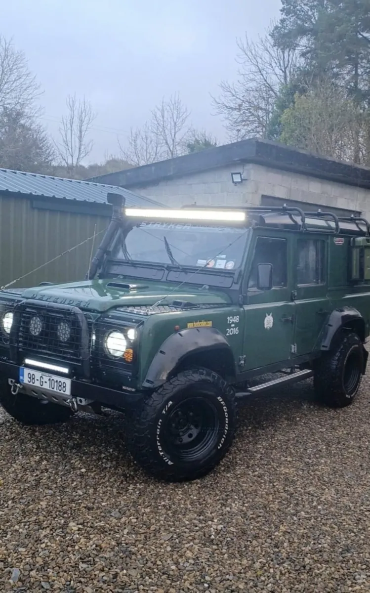 Land rover defender - Image 1