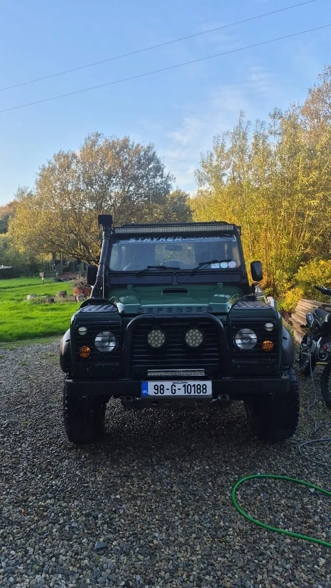 Land rover defender - Image 2