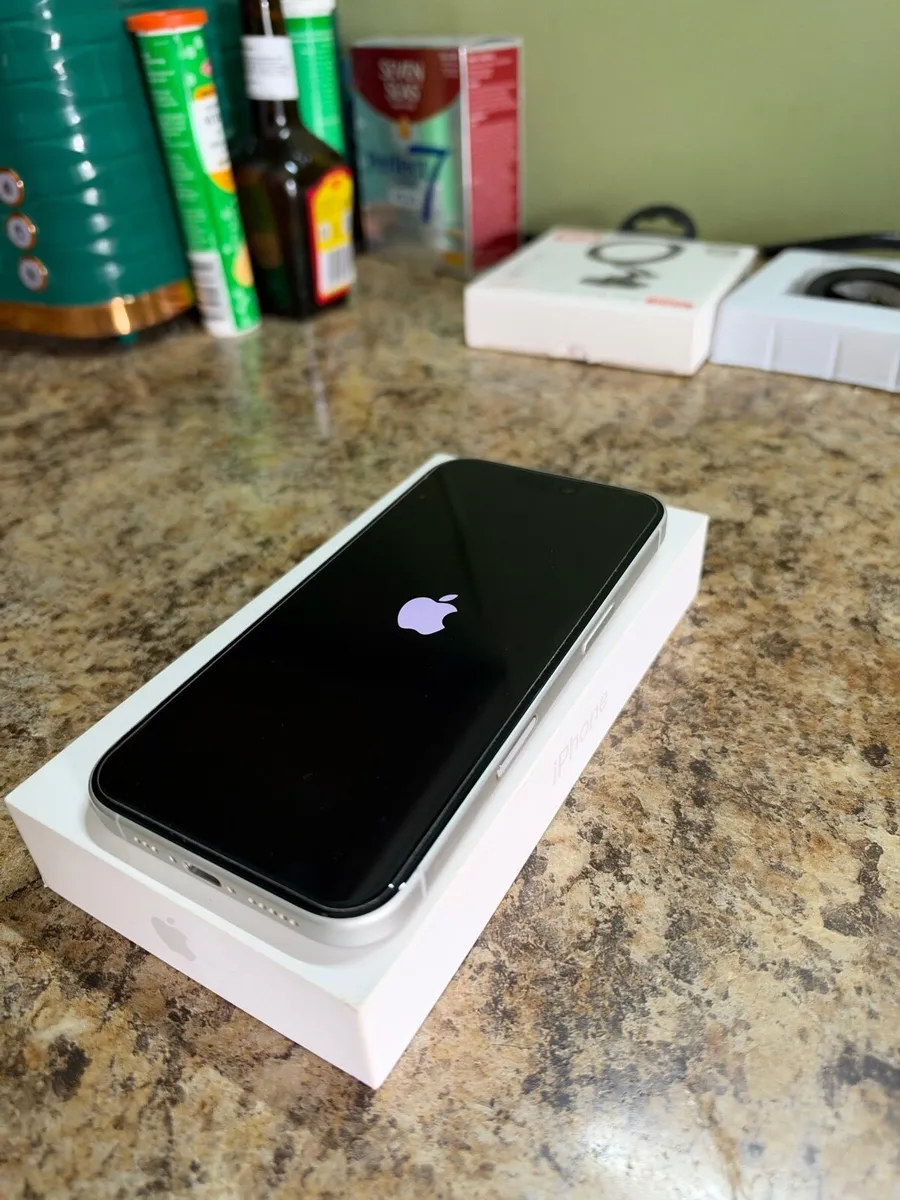 iPhone 16 - Image 1