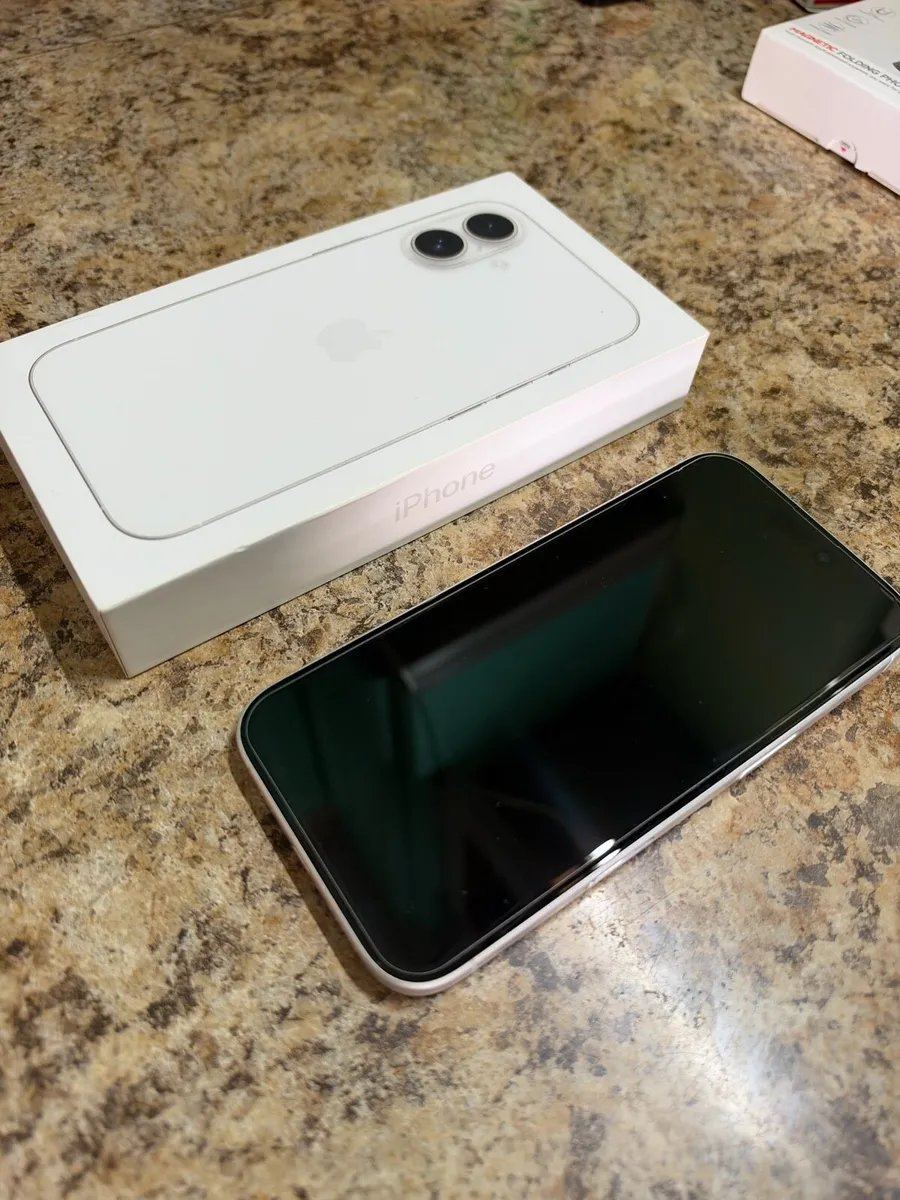iPhone 16 - Image 3