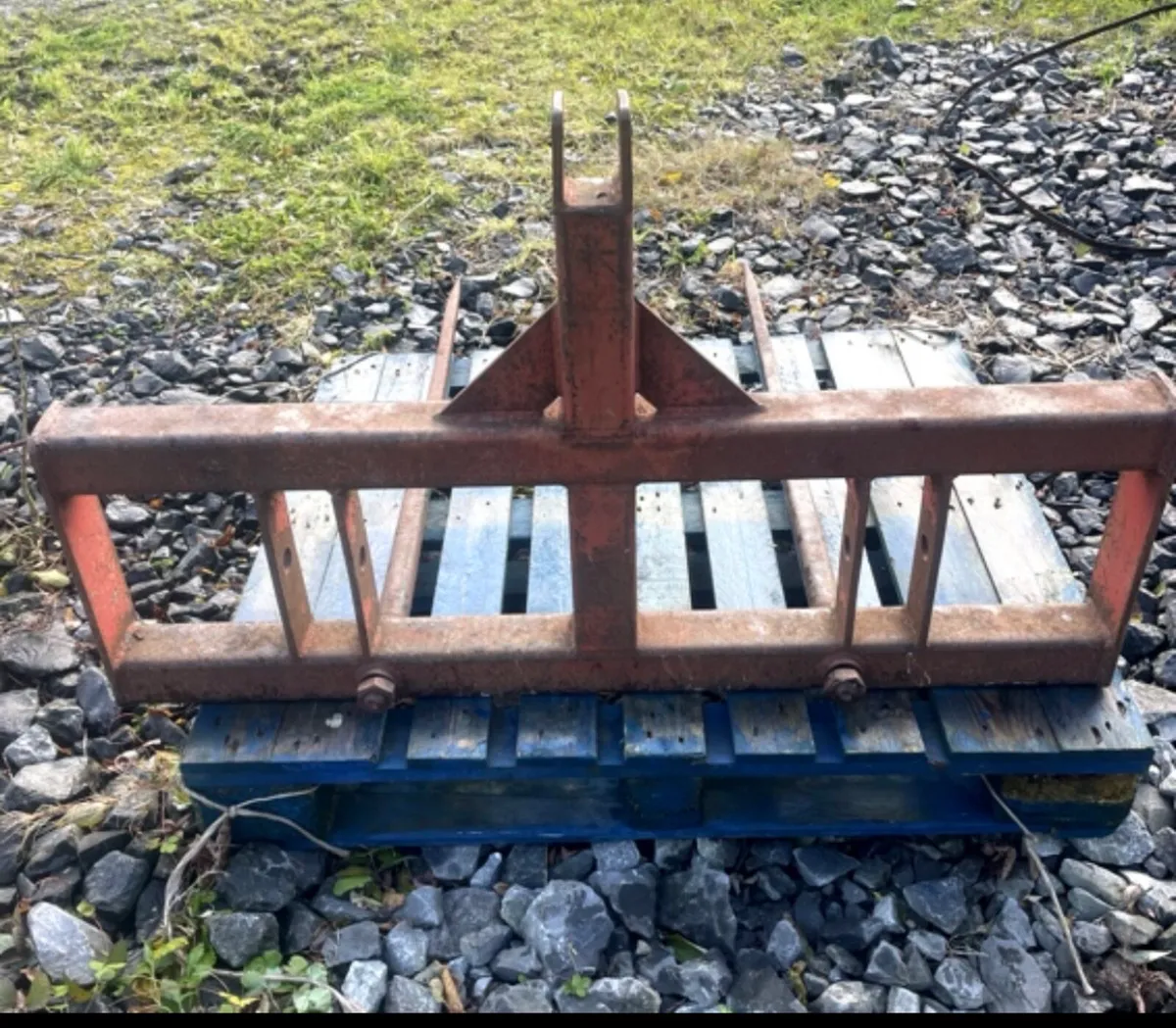 Bale spike / cattle troughs - Image 4