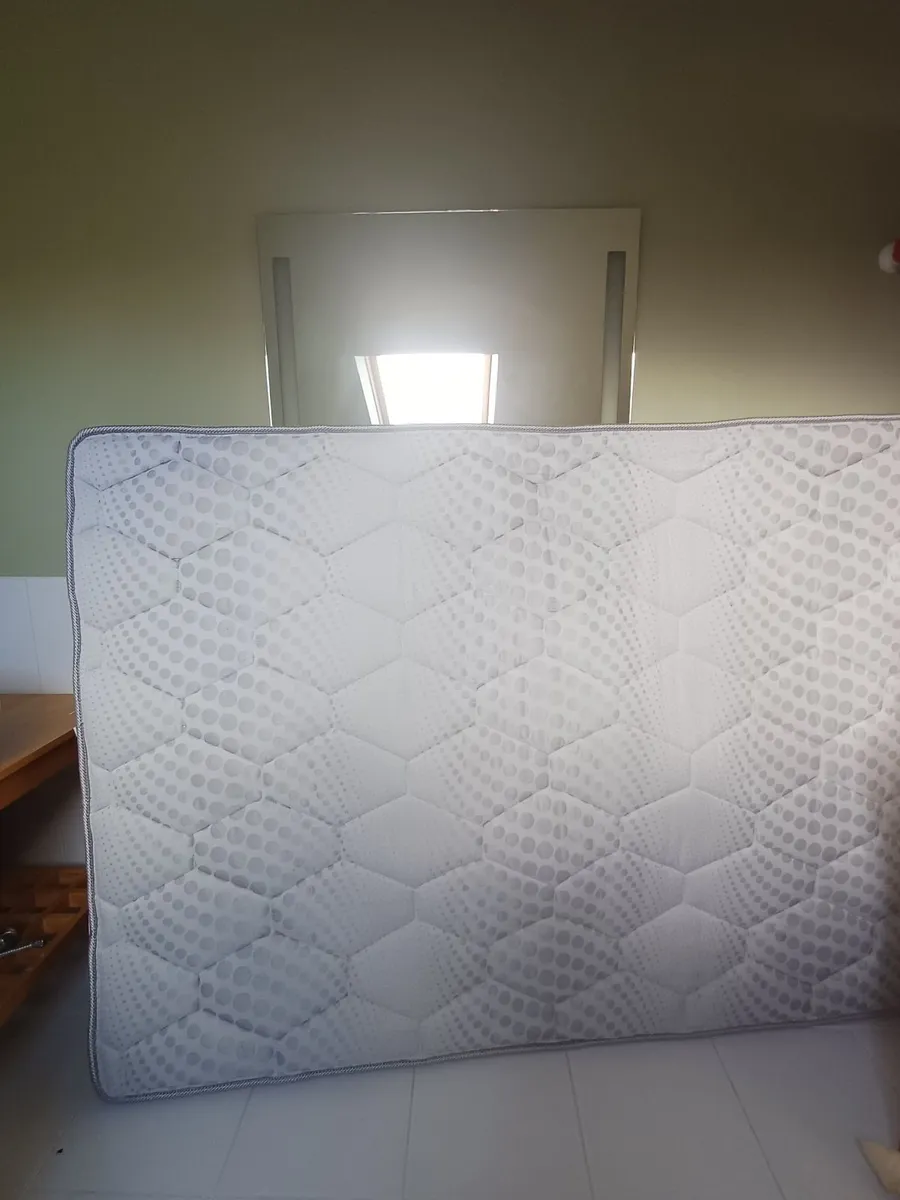 Metal headboard, double matress, single bed. - Image 1