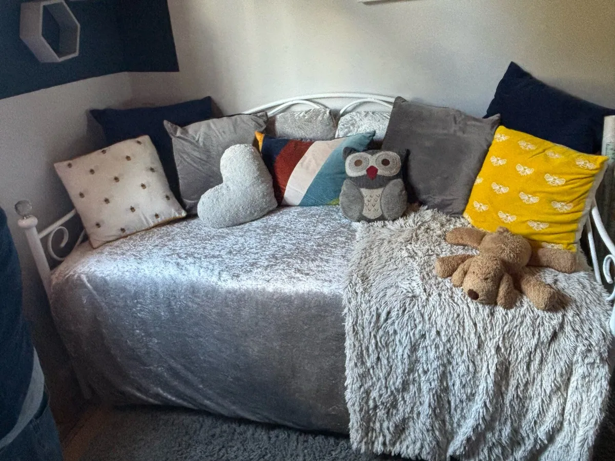 Day bed - Image 1