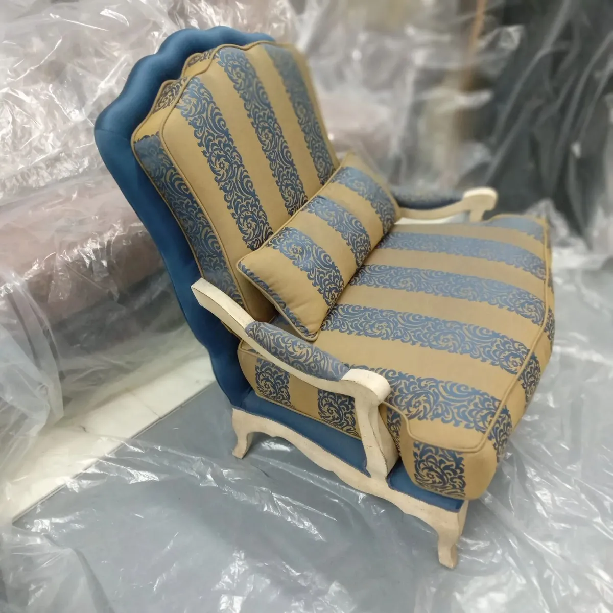 Large Armchair Relax in Blue/Gold Fabric